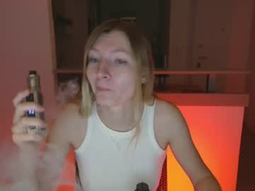 Mia, live webcam girl, streaming now, nonude, shy
