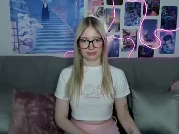 Lily, live webcam girl, age 19, from US, streaming now, feet, lovense