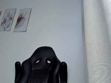 Molly Rose, live webcam girl, from CO, streaming now, lovense, feet