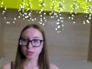 Eva, live webcam girl, age 18, from US, streaming now, feet, 18