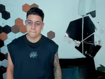 Axton, live webcam girl, from CO, streaming now, new, muscle