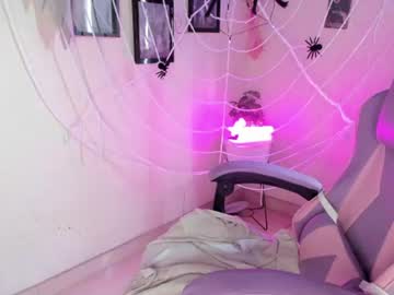 Catti, live webcam girl, age 21, from CO, streaming now, pantyhose, teen