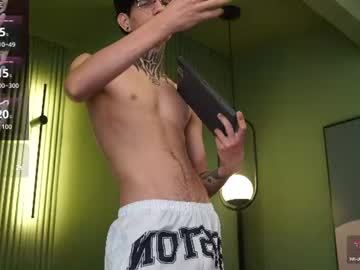 IG @DavidxHuge, live webcam girl, age 23, from CO, streaming now, bigcock, young