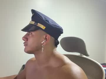 Dominic Veins, live webcam girl, age 33, from PE, streaming now, muscle, nipples