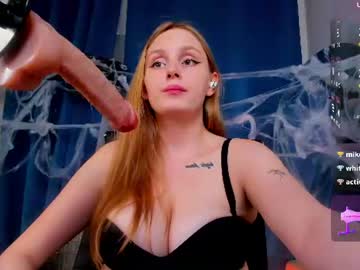 Kris, live webcam girl, age 19, from UA, streaming now, halloween, natural