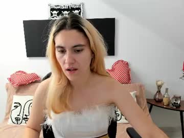 Izzy, live webcam girl, streaming now