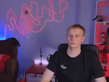 kael, live webcam girl, age 19, streaming now, cute, muscles