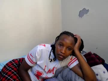 Fay, live webcam girl, age 19, from KE, streaming now, feet, blonde