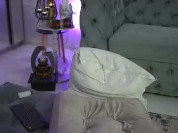 laravoss, live webcam girl, age 33, streaming now, lovense, bigboobs