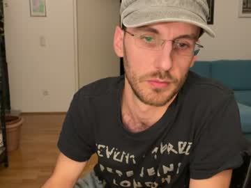 Leon, live webcam girl, age 25, streaming now, german, hairy