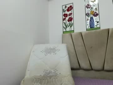 mady_krys18, live webcam girl, from CO, streaming now, skinny, bigass