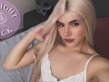 Melina, live webcam girl, from CO, streaming now, feet, latina