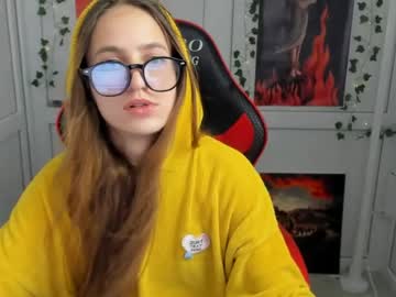 Nilli, live webcam girl, age 22, streaming now, feet, pvt