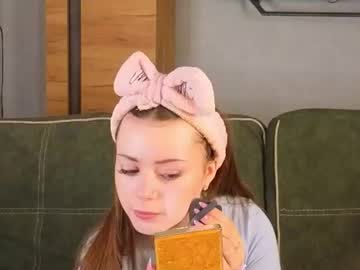 Bella, live webcam girl, age 19, streaming now, cute, natural