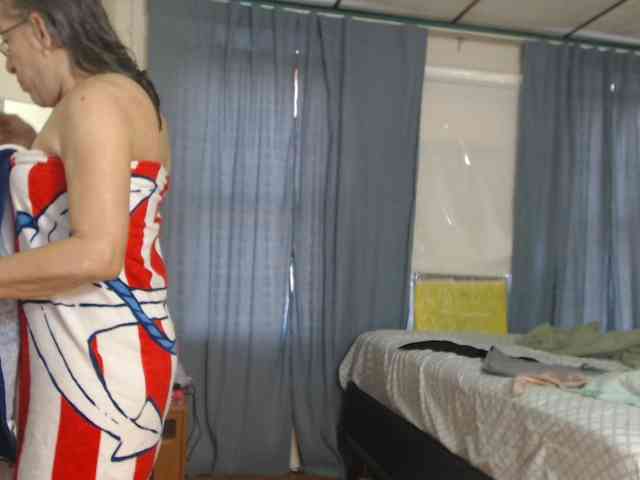 FIXMYASSTOO, live webcam girl, age 68, from UNITED STATES, streaming now, anaal spelen, kontvingeren