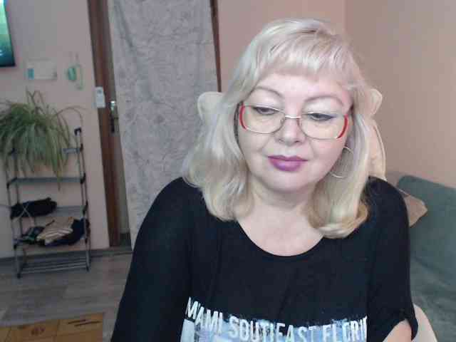 EvelynLoveShy, live webcam girl, age 55, from POLAND, streaming now, aziatische massage, pijpbeurt
