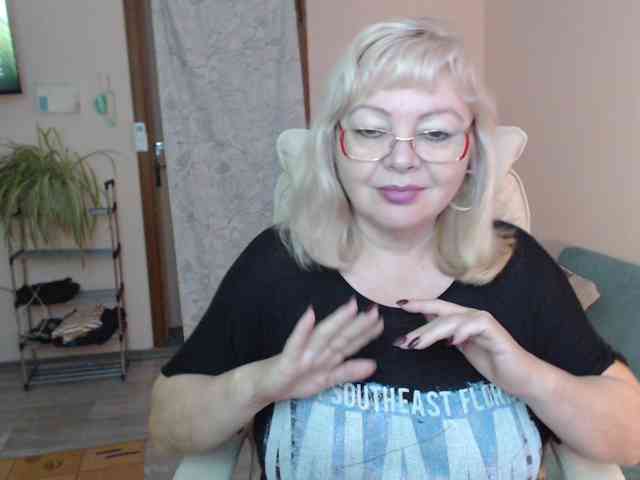 EvelynLoveShy, live webcam girl, age 55, from POLAND, streaming now, aziatische massage, pijpbeurt