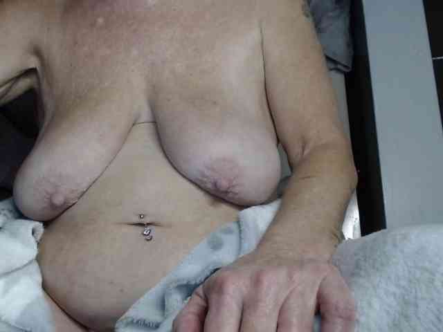 April_XO, live webcam girl, age 62, from UNITED STATES, streaming now, dildo spelen, vingeren