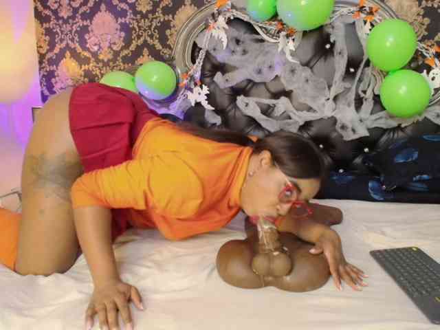 CaseyMoons, live webcam girl, age 27, from COLOMBIA, streaming now, anaal spelen, kontvingeren