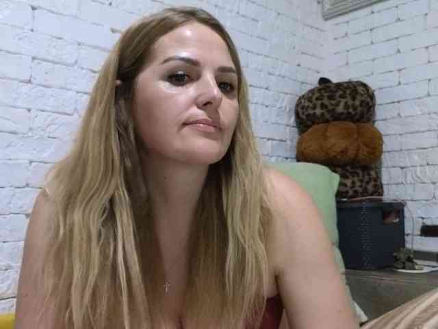 Angel_girllovemy, live webcam girl, age 40, from Украина, streaming now, anaal spelen, kontneuken