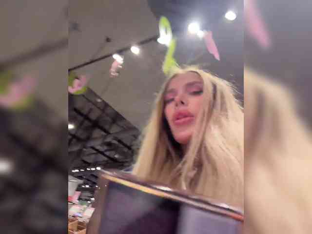 ALVUWKA, live webcam girl, age 25, from Россия, streaming now, camshow, chatten