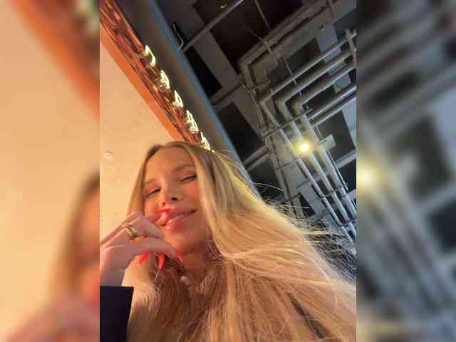 ALVUWKA, live webcam girl, age 25, from Россия, streaming now, camshow, chatten