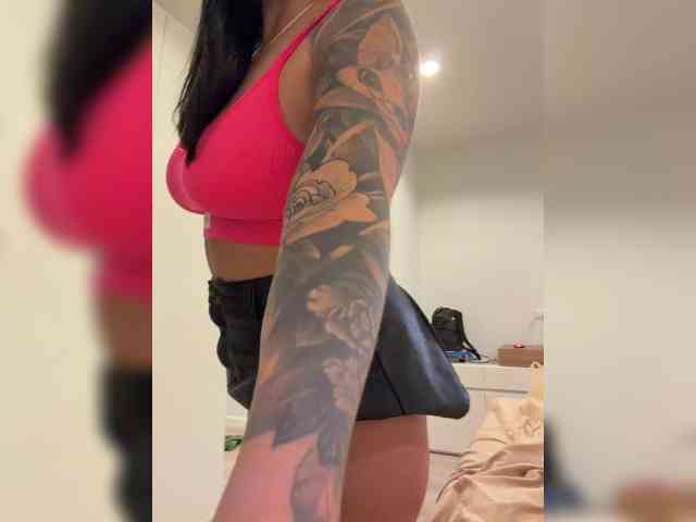 KROSHKA_N, live webcam girl, age 35, from RUSSIA, streaming now, camshow, chatten