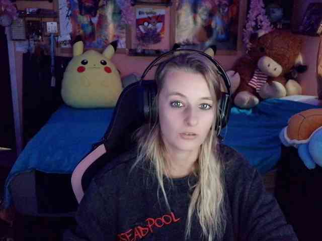 YourSecretGirlFriend963, live webcam girl, age 27, from UNITED STATES, streaming now, pijpen, camshow