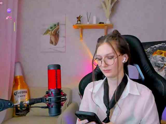 KiraRumGirl, live webcam girl, age 30, from RUSSIA, streaming now, camshow, chatten