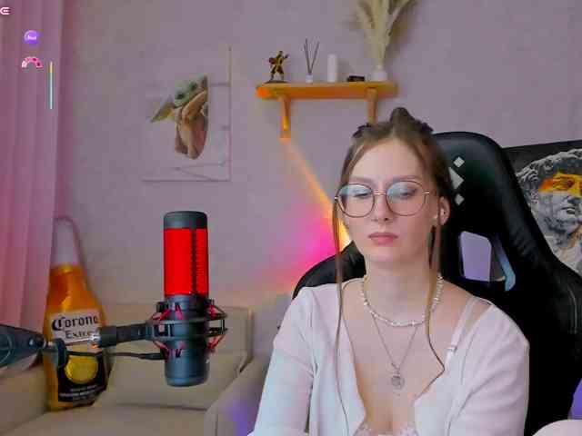 KiraRumGirl, live webcam girl, age 30, from RUSSIA, streaming now, camshow, chatten