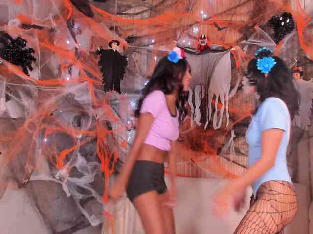 hotties-kittens, live webcam girl, age 20, from COLOMBIA, streaming now, trio, anaal spelen