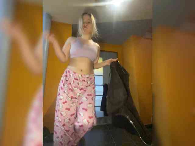 Tinablackkk, live webcam girl, age 18, from Россия, streaming now, kontvingeren, kontneuken