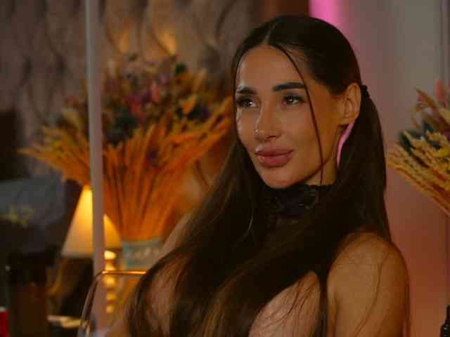MiriamFoxx, live webcam girl, age 44, from MILFLAND, streaming now, aziatische massage, pijpen