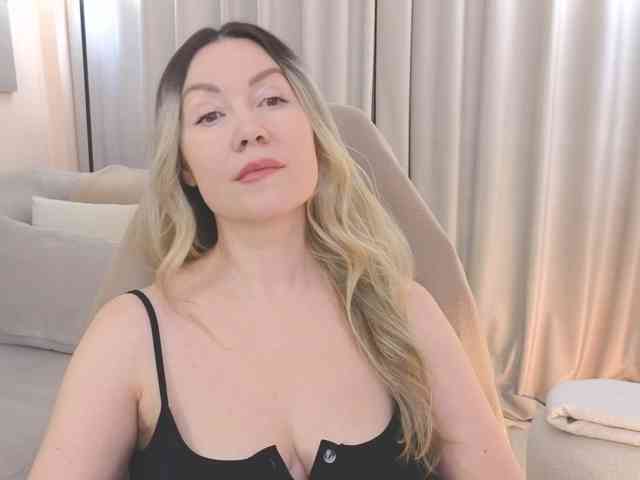LELEYA, live webcam girl, age 45, from страна Маленькая, streaming now, chatten, dromen