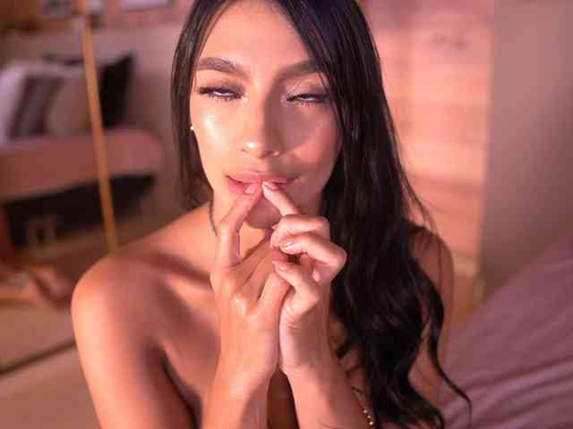 IzzyWild, live webcam girl, age 24, from COLOMBIA, streaming now, anaal spelen, ballikken