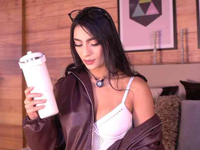 IzzyWild, live webcam girl, age 24, from COLOMBIA, streaming now, anaal spelen, ballikken