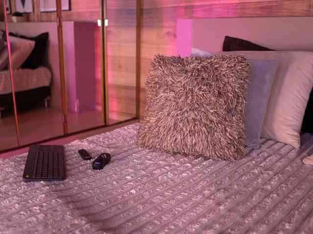 IzzyWild, live webcam girl, age 24, from COLOMBIA, streaming now, anaal spelen, ballikken