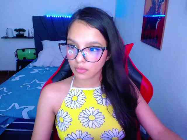 room-kitty, live webcam girl, age 20, from COLOMBIA, streaming now, trio, anaal spelen