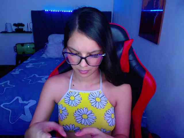 room-kitty, live webcam girl, age 20, from COLOMBIA, streaming now, trio, anaal spelen