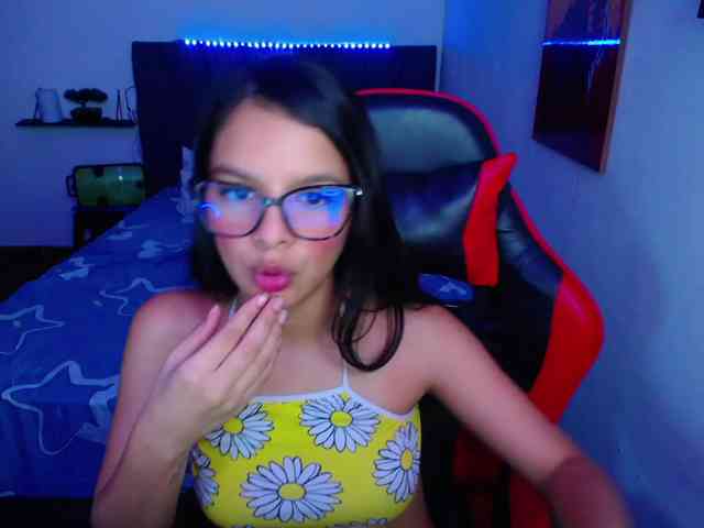room-kitty, live webcam girl, age 20, from COLOMBIA, streaming now, trio, anaal spelen