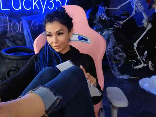 -BABAYAGA-, live webcam girl, age 30, from UNIVERSE, streaming now, pijpbeurt, chatten