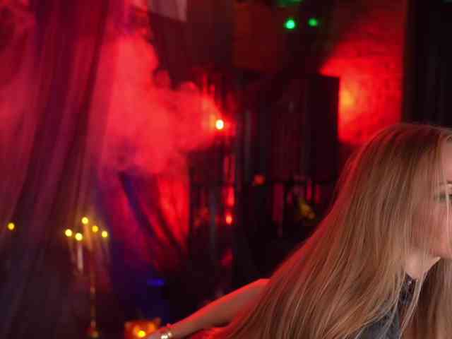 EvaFashionista, live webcam girl, age 30, streaming now, pijpbeurt, camshow
