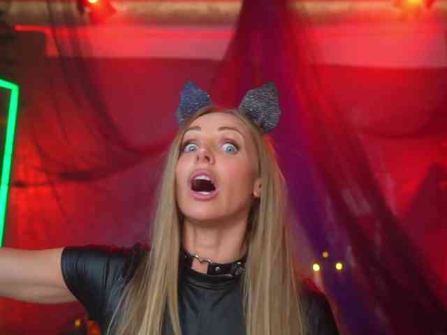 EvaFashionista, live webcam girl, age 30, streaming now, pijpbeurt, camshow