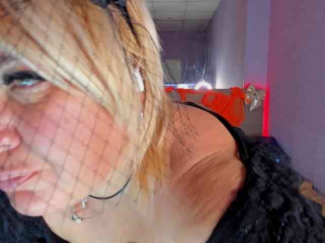CurlyDream, live webcam girl, age 36, from LATVIA, streaming now, anaal spelen, kontneuken