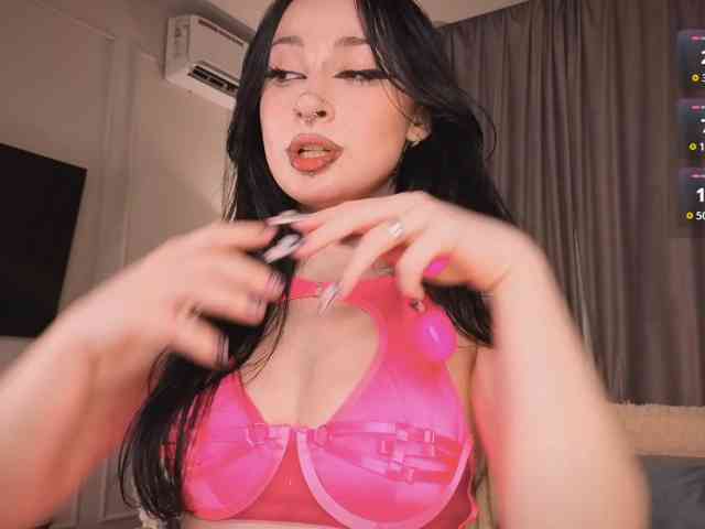 Juicy-Vikki, live webcam girl, age 20, from LATVIA, streaming now, pijpbeurt, chatten
