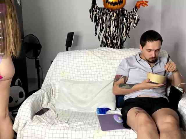 INSOMNIA_COUPLE, live webcam girl, age 20, from USA, streaming now, pijpbeurt, chatten