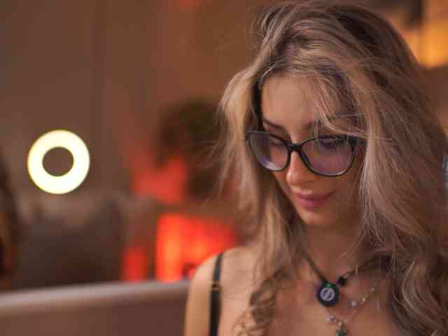 MaddieBryggs, live webcam girl, age 24, streaming now, pijpen, pijpbeurt