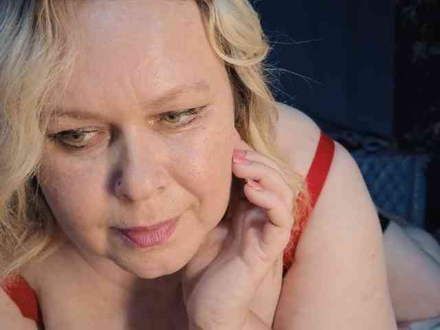 CharleeKendall, live webcam girl, age 35, from POLAND, streaming now, chatten, dansen