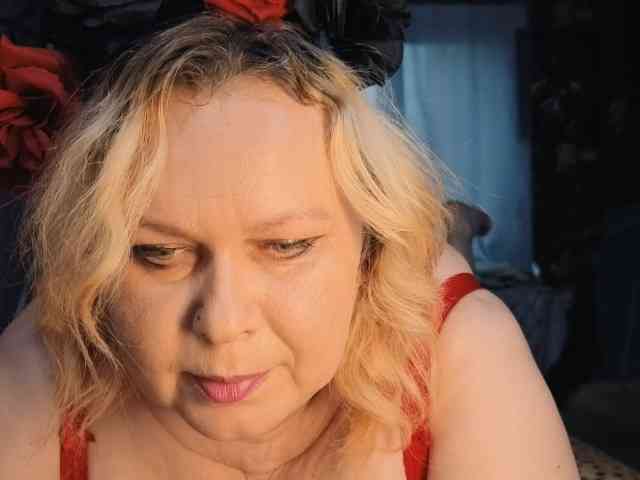 CharleeKendall, live webcam girl, age 35, from POLAND, streaming now, chatten, dansen