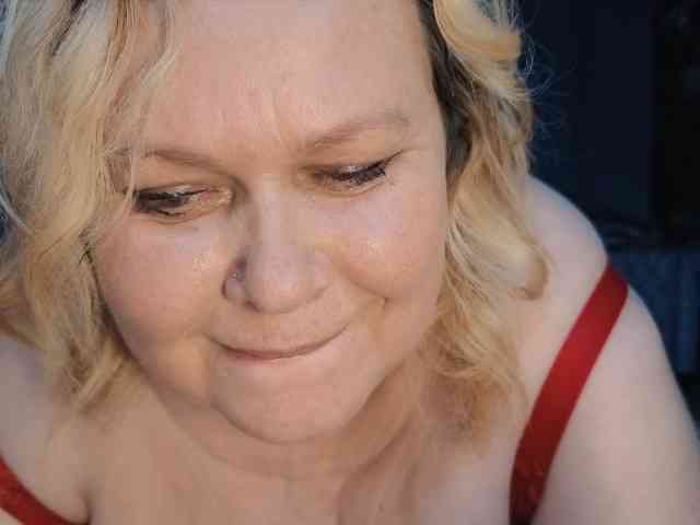 CharleeKendall, live webcam girl, age 35, from POLAND, streaming now, chatten, dansen